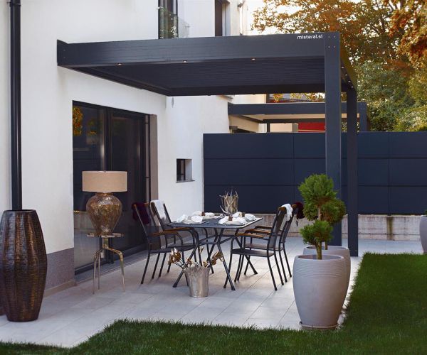 Pergola Misteral za teraso, učinkovita zaščita pred vremenskimi vplivi in sodobna estetska rešitev.
