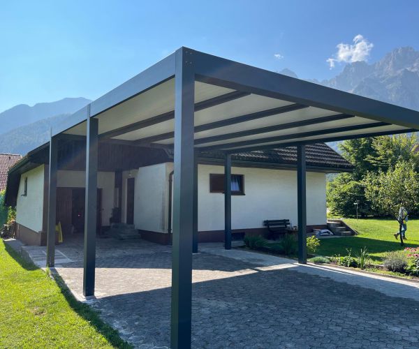 Pergola Misteral ponuja vrhunski dizajn in robustno konstrukcijo za dolgoletno uporabo na prostem.