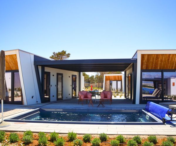 Fiksna pergola Misteral ponuja stabilnost in eleganco, primerna za različne zunanje površine.