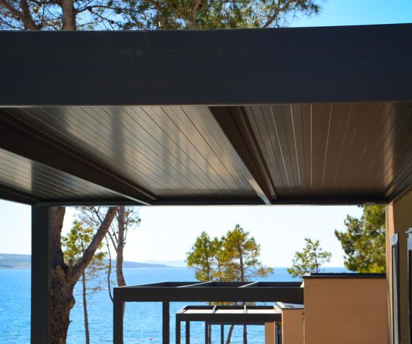 Uživajte v svojem zunanjem prostoru skozi vse leto s pergolo Misteral, ki ponuja odlično zaščito pred naravnimi vplivi.