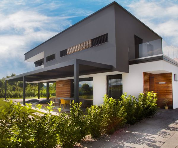 Fiksna pergola Misteral v sodobnem vrtu – elegantna in funkcionalna rešitev za udobje na prostem