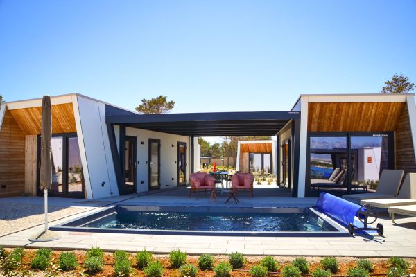 Misteral pergola združuje eleganco in funkcionalnost, kar omogoča, da se popolnoma prilega vašemu zunanjemu prostoru.